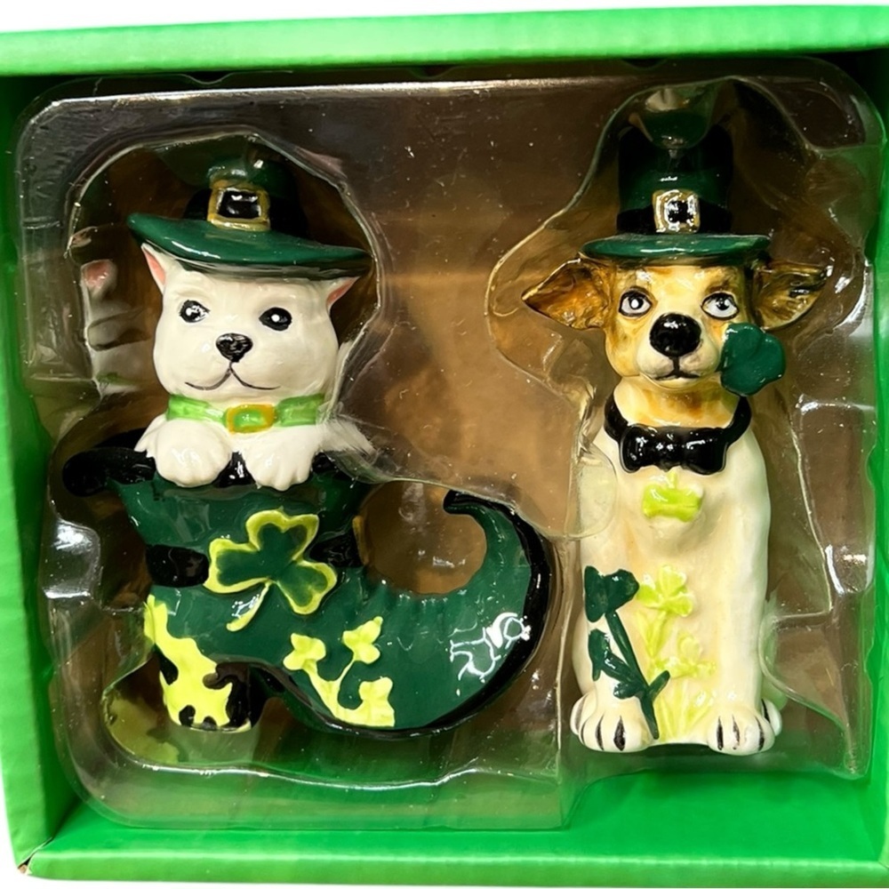 🍀 NEW Blue Sky Clayworks Lucky Charm Shamrock Irish Dogs Salt Pepper Shaker Set - Picture 2 of 6